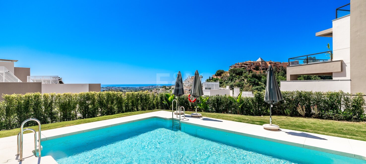 Luxury brand new apartment in Nueva Andalucia with open sea views
