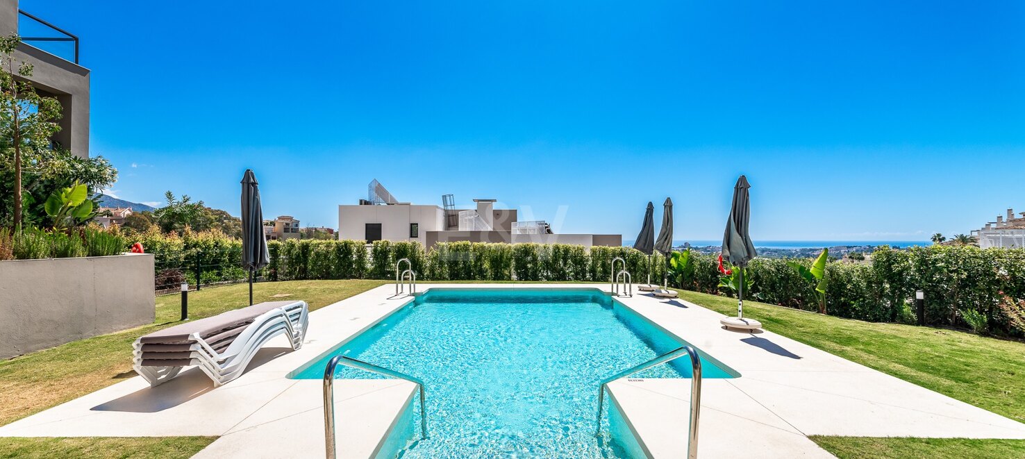 Luxury brand new apartment in Nueva Andalucia with open sea views