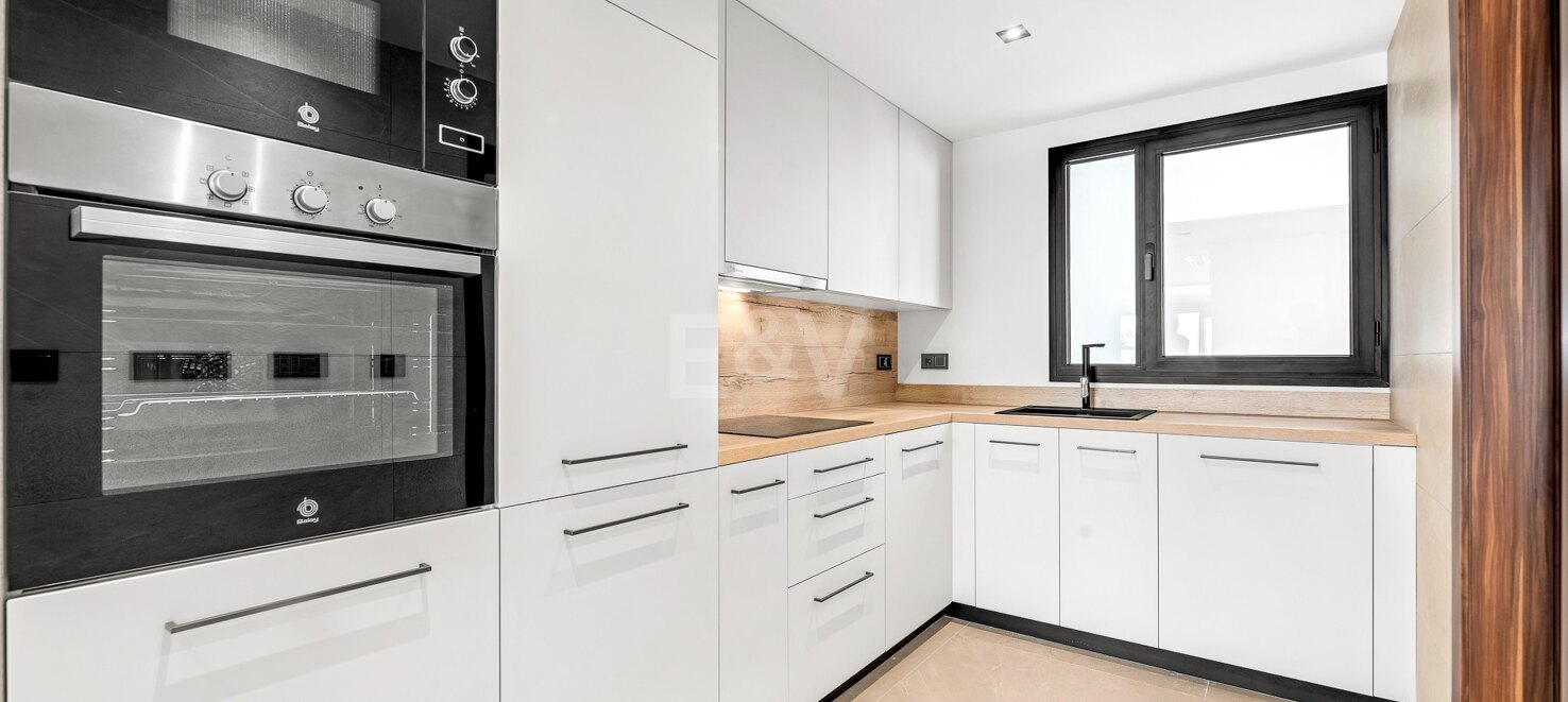 Luxury brand new apartment in Nueva Andalucia with open sea views