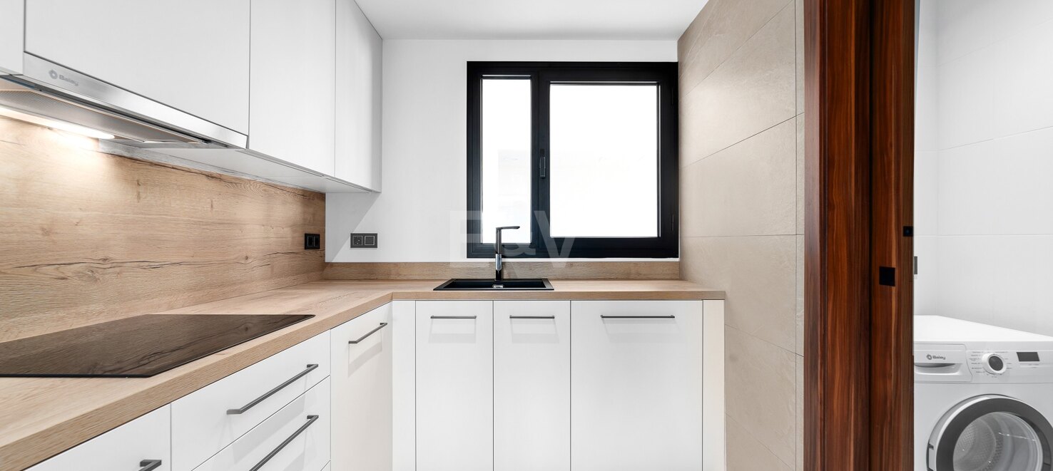 Luxury brand new apartment in Nueva Andalucia with open sea views