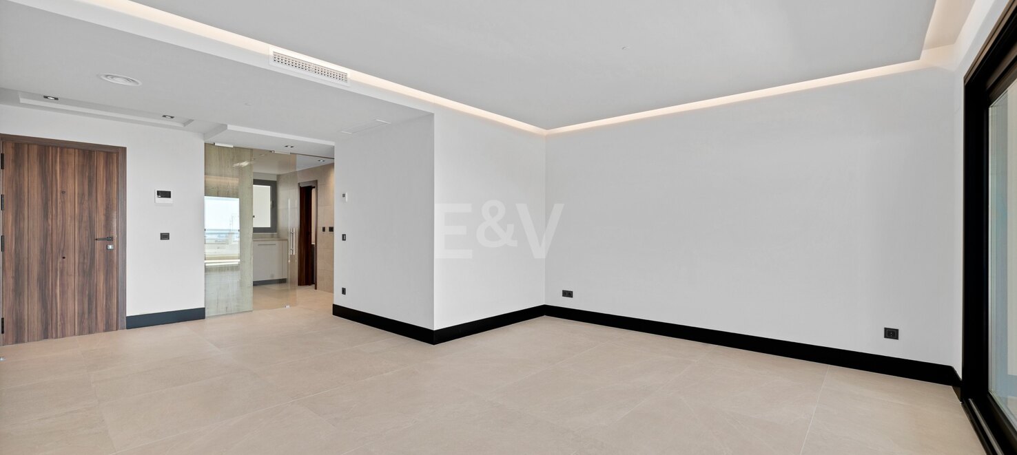 Luxury brand new apartment in Nueva Andalucia with open sea views