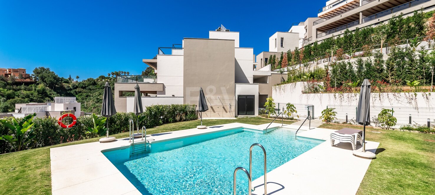 Luxury brand new apartment in Nueva Andalucia with open sea views