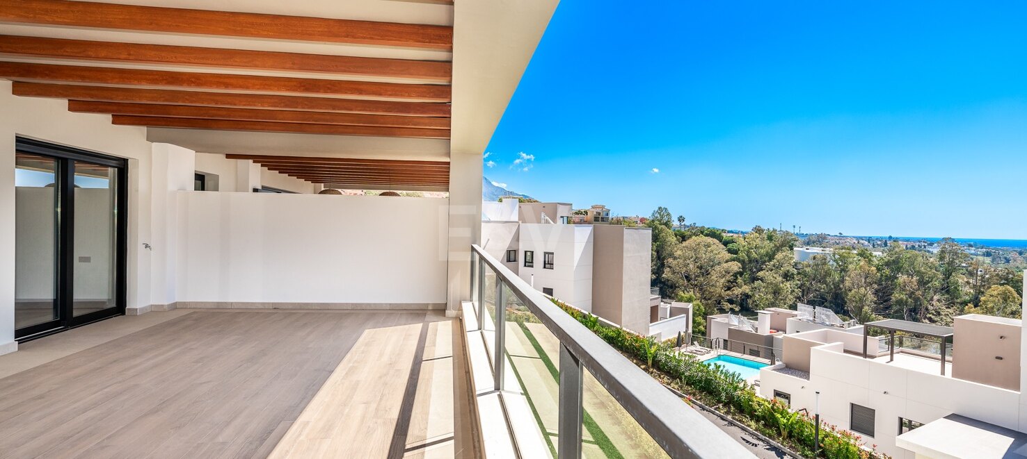 Luxury brand new apartment in Nueva Andalucia with open sea views