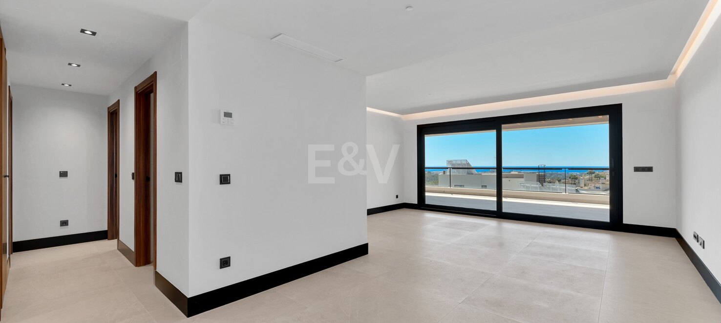 Luxury brand new apartment in Nueva Andalucia with open sea views