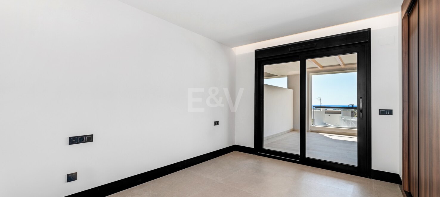 Luxury brand new apartment in Nueva Andalucia with open sea views