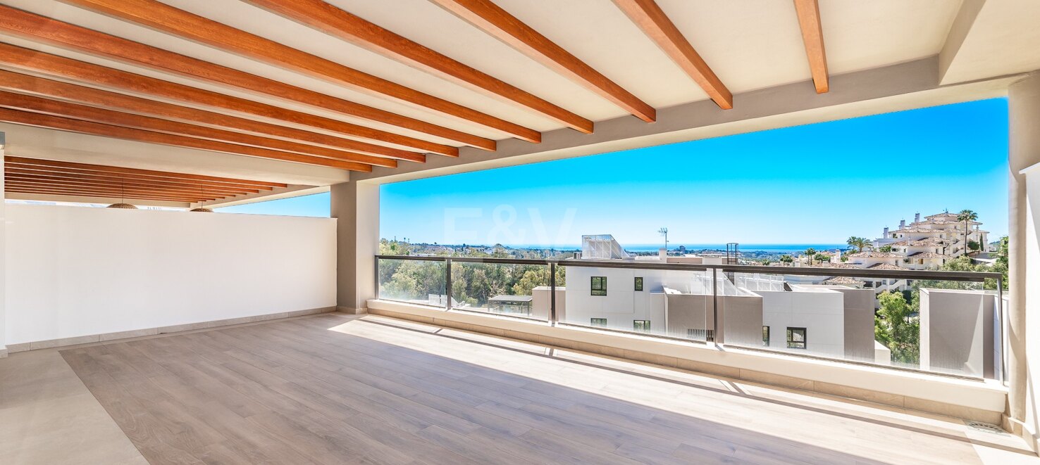 Luxury brand new apartment in Nueva Andalucia with open sea views