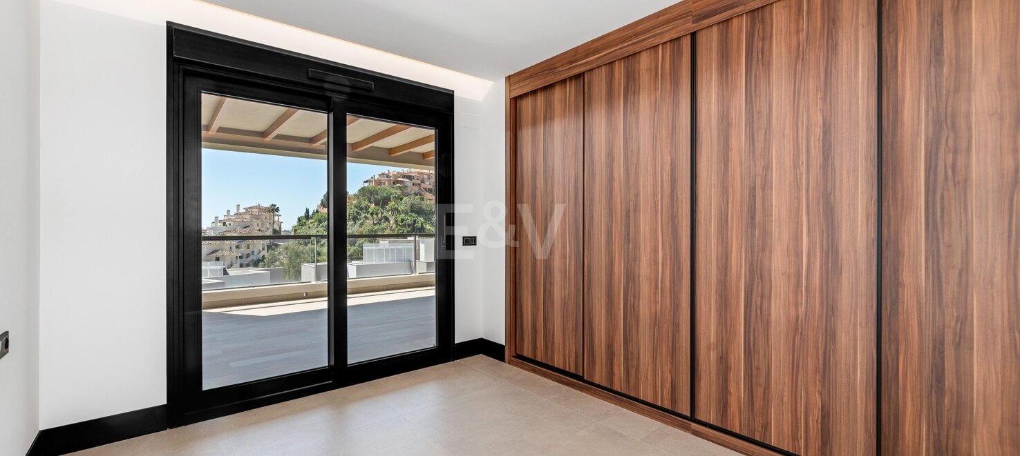 Luxury brand new apartment in Nueva Andalucia with open sea views