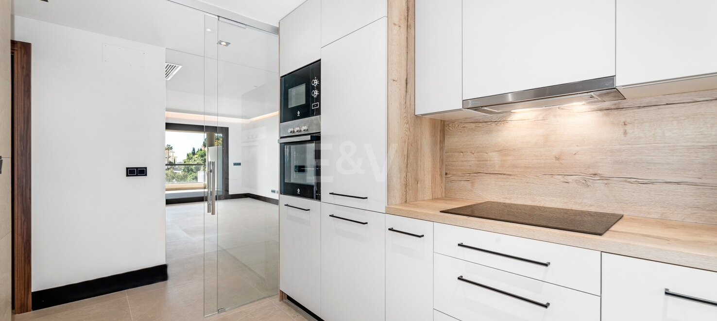 Luxury brand new apartment in Nueva Andalucia with open sea views