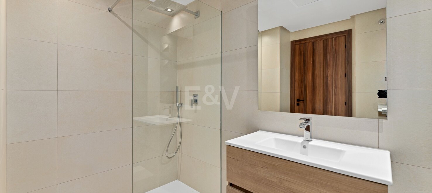Luxury brand new apartment in Nueva Andalucia with open sea views