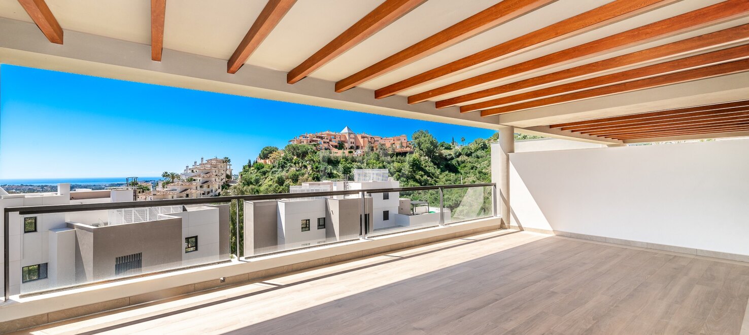 Luxury brand new apartment in Nueva Andalucia with open sea views