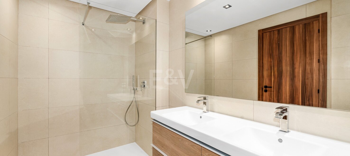 Luxury brand new apartment in Nueva Andalucia with open sea views