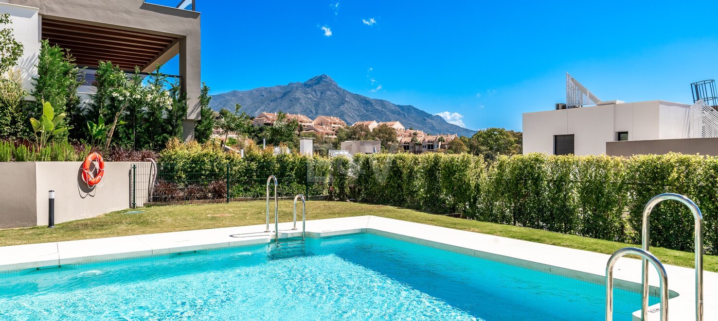Luxury brand new apartment in Nueva Andalucia with open sea views