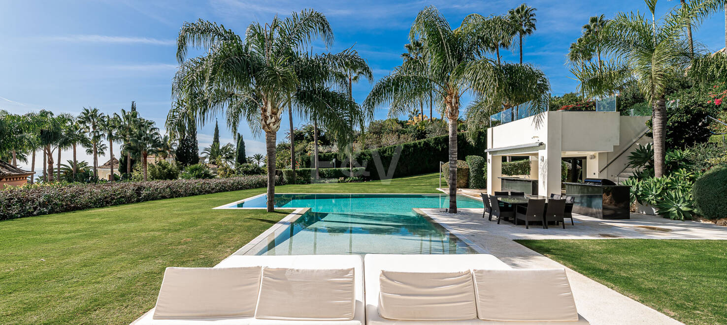 El mejor precio en Sierra Blanca: villa moderna con vistas al mar