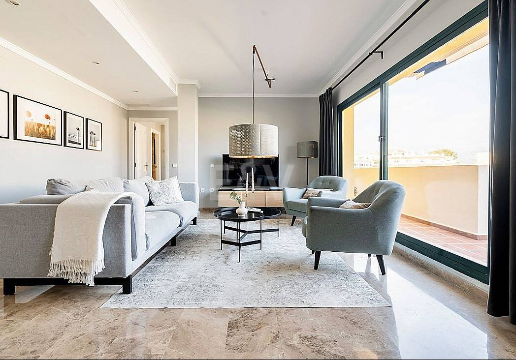 Elegante Penthouse mit Meerblick nahe dem Strand