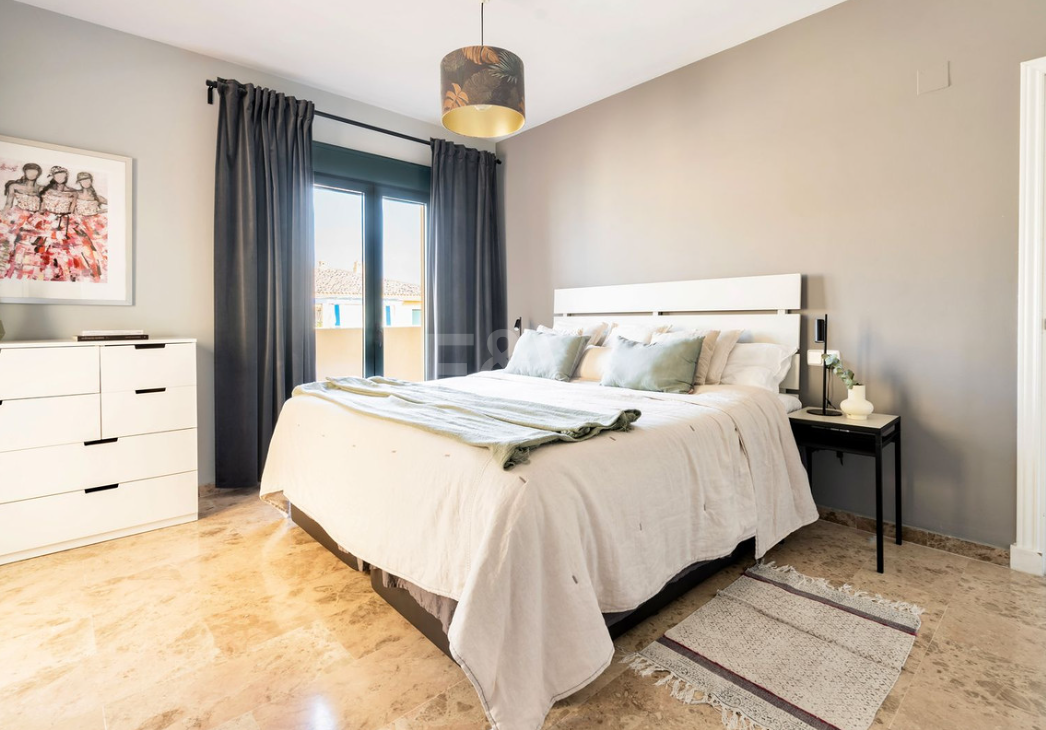 Elegante Penthouse mit Meerblick nahe dem Strand