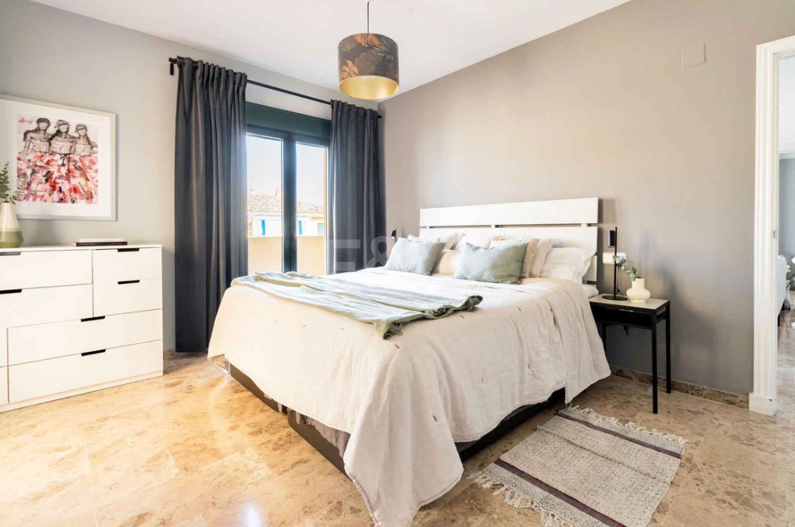 Elegant Penthouse with Sea Views close to the beach