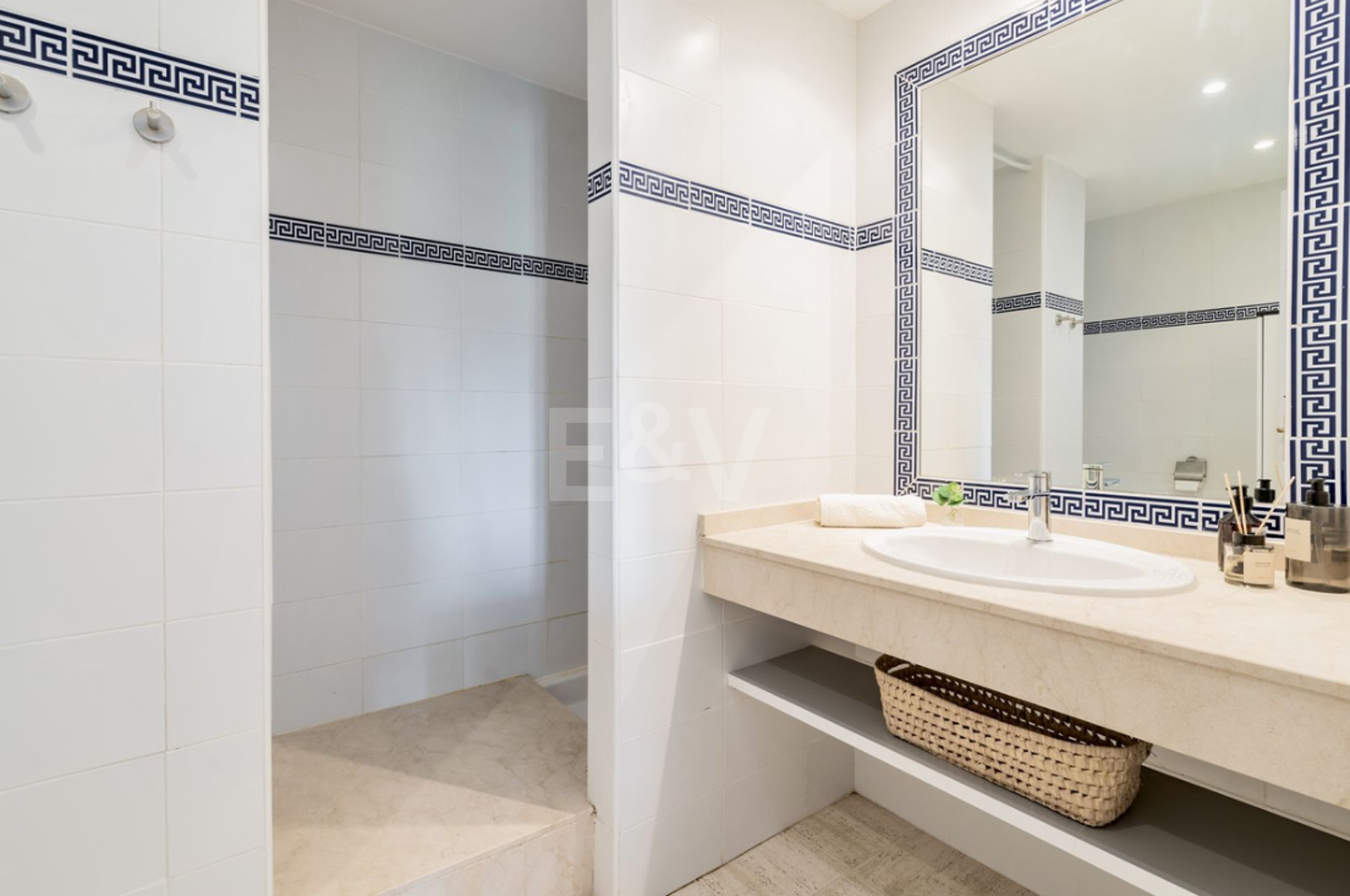 Elegant Penthouse with Sea Views close to the beach