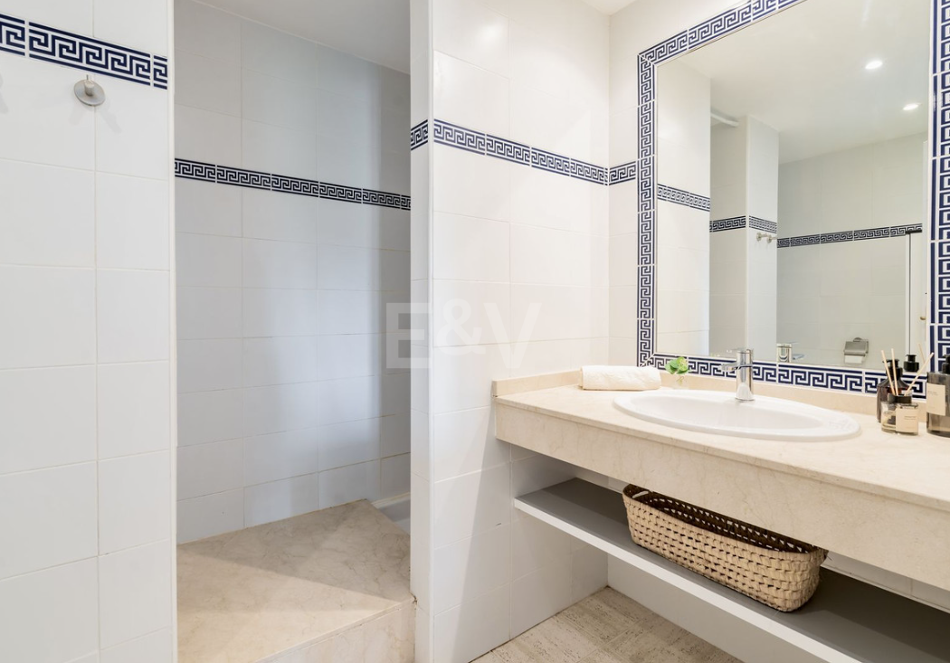 Elegante Penthouse mit Meerblick nahe dem Strand