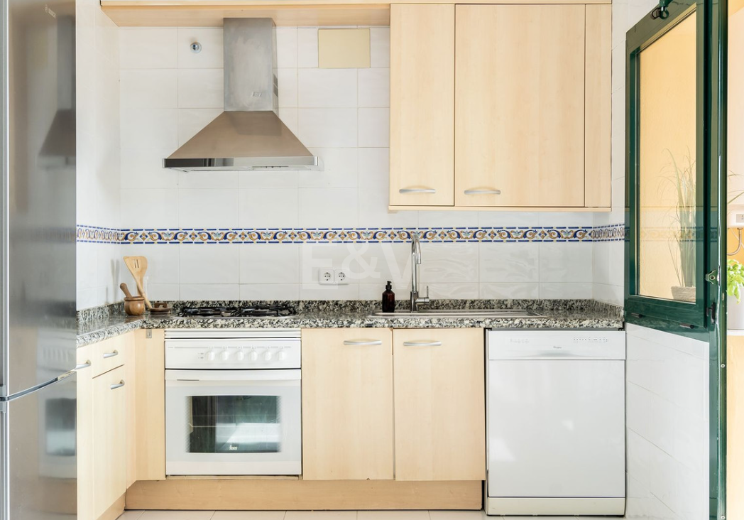 Elegante Penthouse mit Meerblick nahe dem Strand