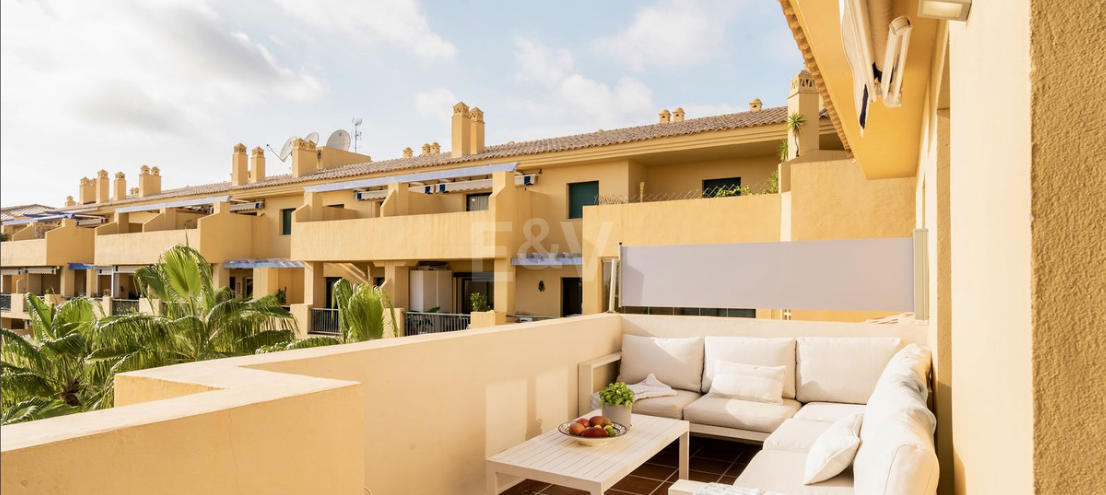 Elegant Penthouse with Sea Views close to the beach