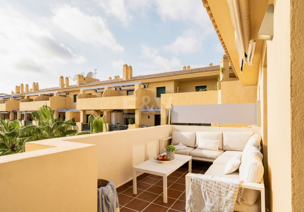 Elegante Penthouse mit Meerblick nahe dem Strand