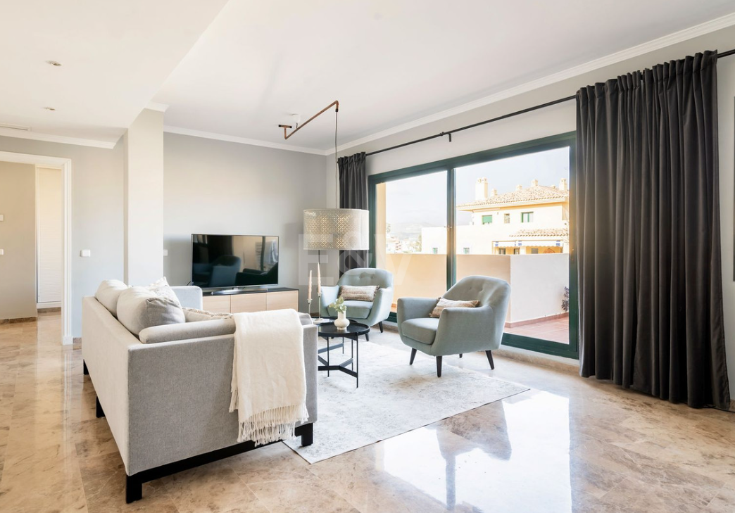 Elegante Penthouse mit Meerblick nahe dem Strand