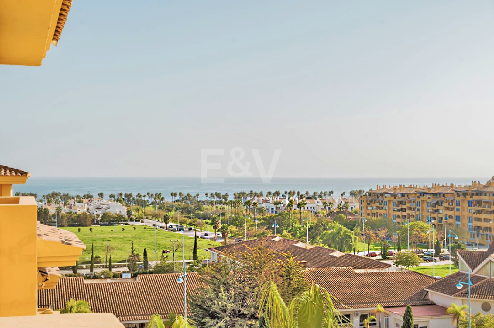 Elegant Penthouse with Sea Views close to the beach