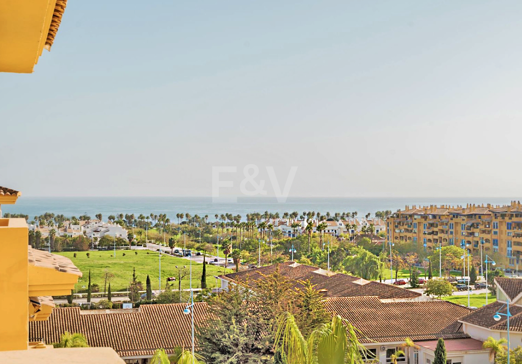 Elegante Penthouse mit Meerblick nahe dem Strand