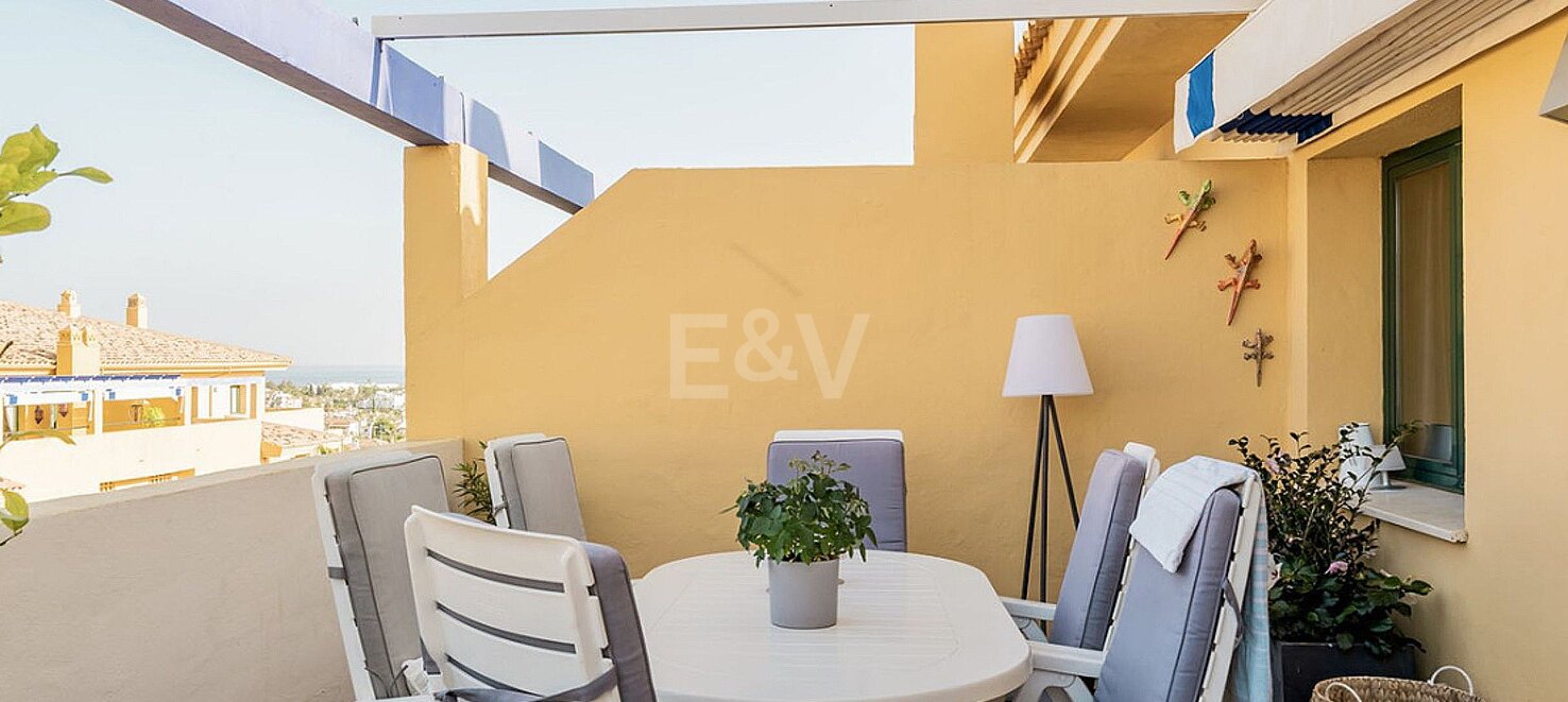 Elegant Penthouse with Sea Views close to the beach