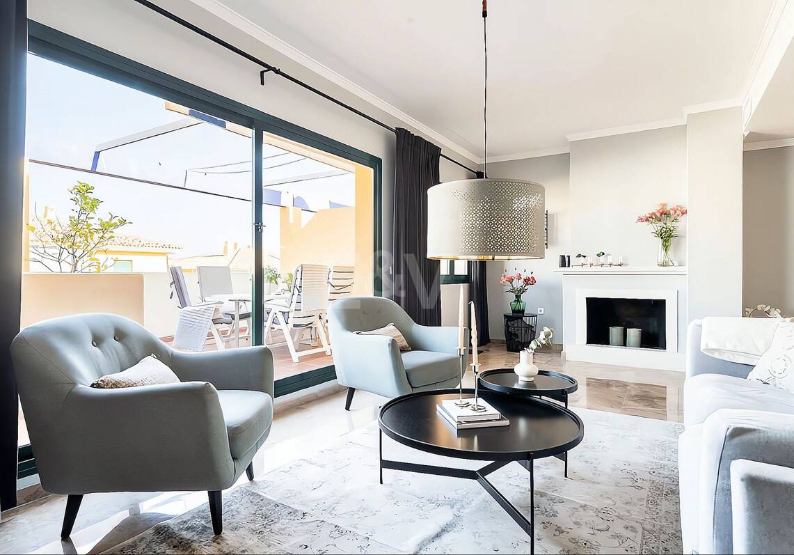 Elegante Penthouse mit Meerblick nahe dem Strand