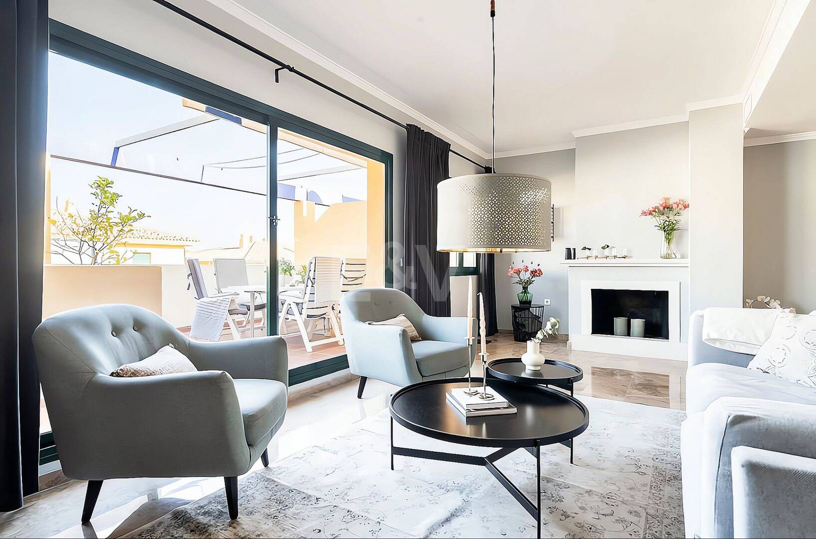 Elegant Penthouse with Sea Views close to the beach