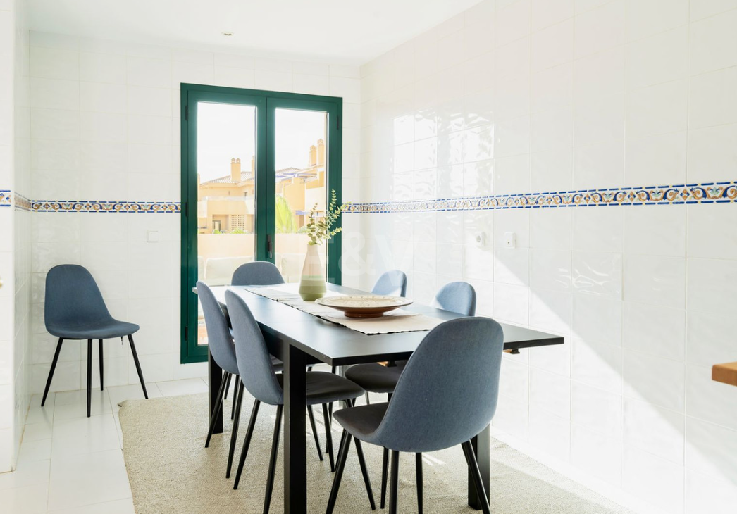 Elegante Penthouse mit Meerblick nahe dem Strand