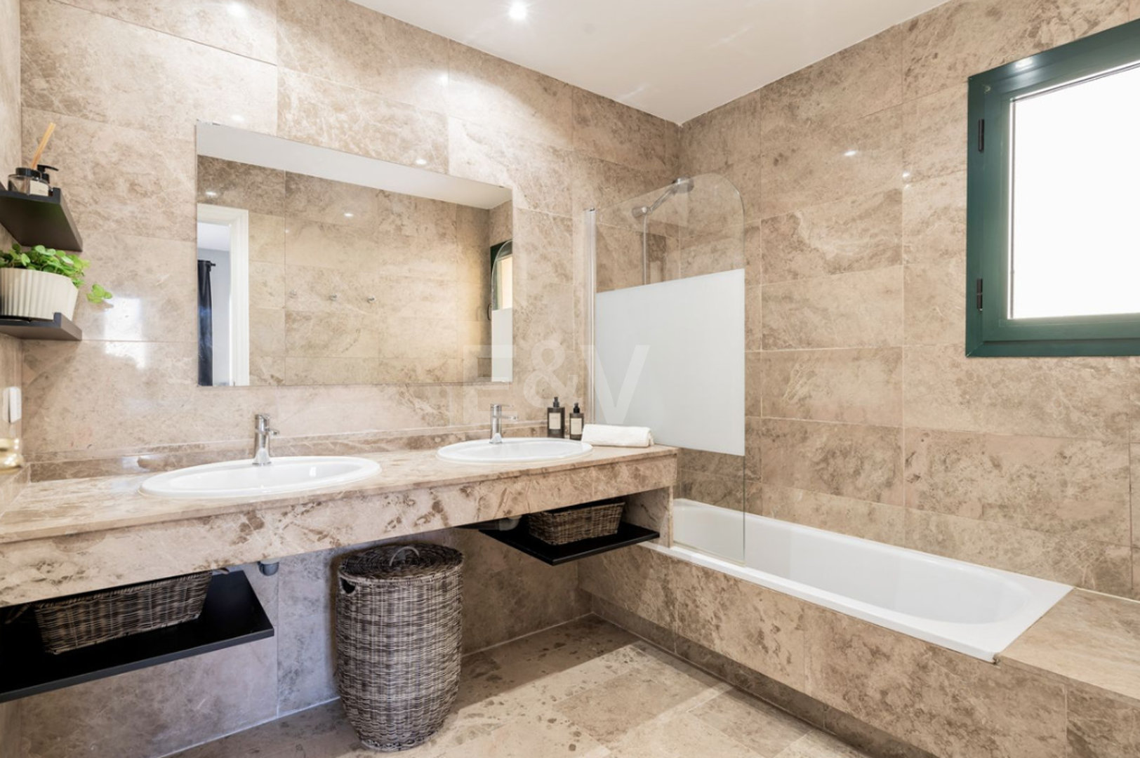 Elegant Penthouse with Sea Views close to the beach