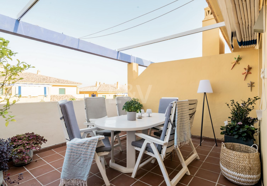 Elegante Penthouse mit Meerblick nahe dem Strand