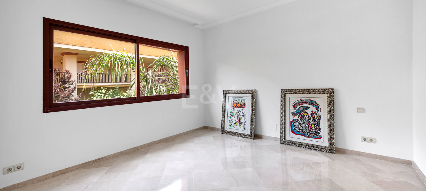 Wunderschöne Duplex-Penthouse mit 3 Terrassen in Elviria, nur wenige Schritte vom Strand