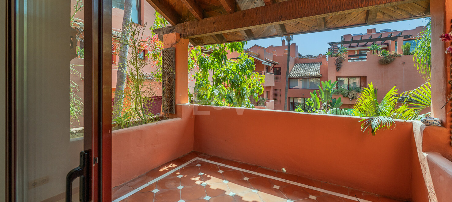Wunderschöne Duplex-Penthouse mit 3 Terrassen in Elviria, nur wenige Schritte vom Strand