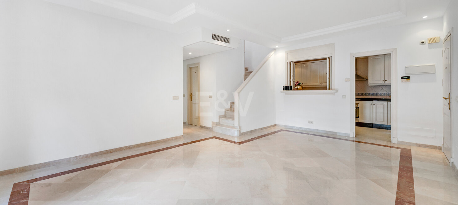 Wunderschöne Duplex-Penthouse mit 3 Terrassen in Elviria, nur wenige Schritte vom Strand