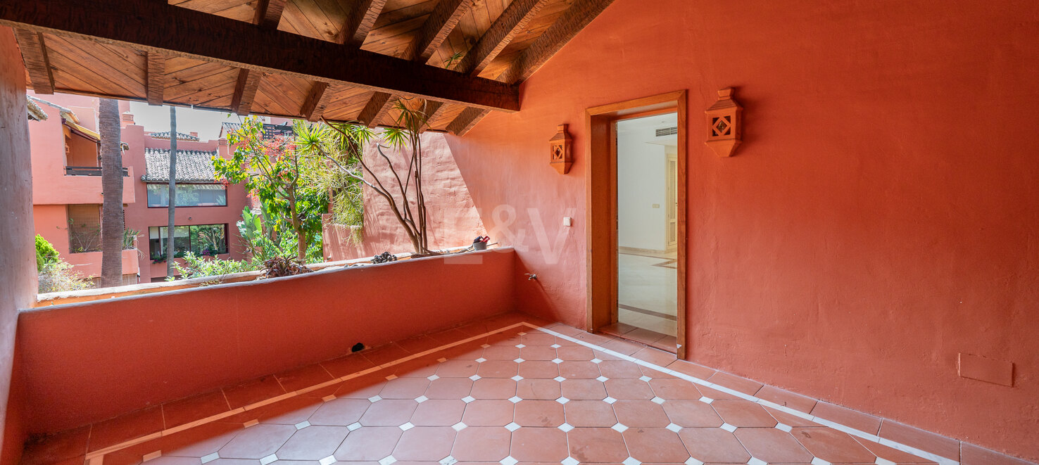 Wunderschöne Duplex-Penthouse mit 3 Terrassen in Elviria, nur wenige Schritte vom Strand