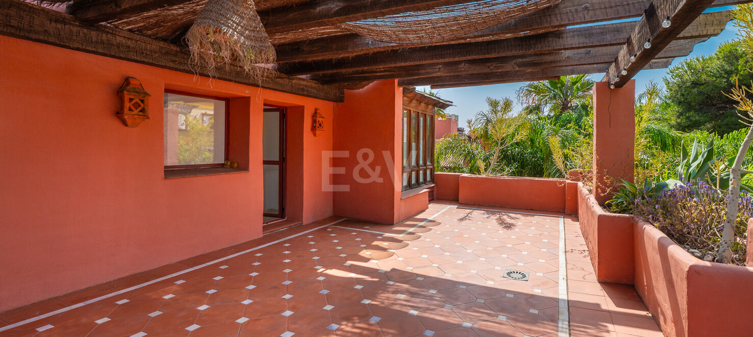 Wunderschöne Duplex-Penthouse mit 3 Terrassen in Elviria, nur wenige Schritte vom Strand