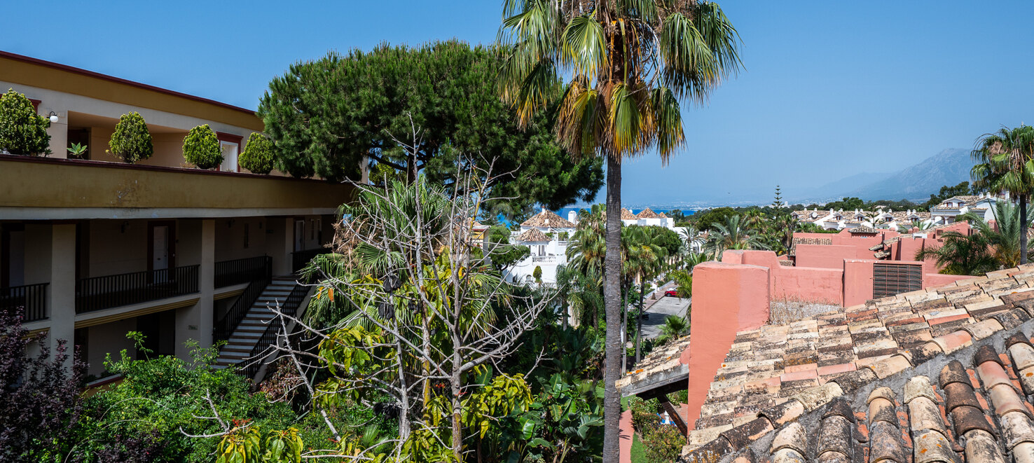 Wunderschöne Duplex-Penthouse mit 3 Terrassen in Elviria, nur wenige Schritte vom Strand