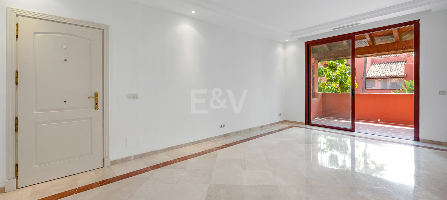 Wunderschöne Duplex-Penthouse mit 3 Terrassen in Elviria, nur wenige Schritte vom Strand