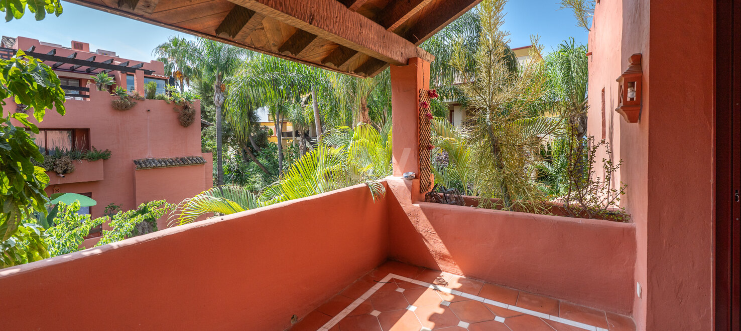 Wunderschöne Duplex-Penthouse mit 3 Terrassen in Elviria, nur wenige Schritte vom Strand