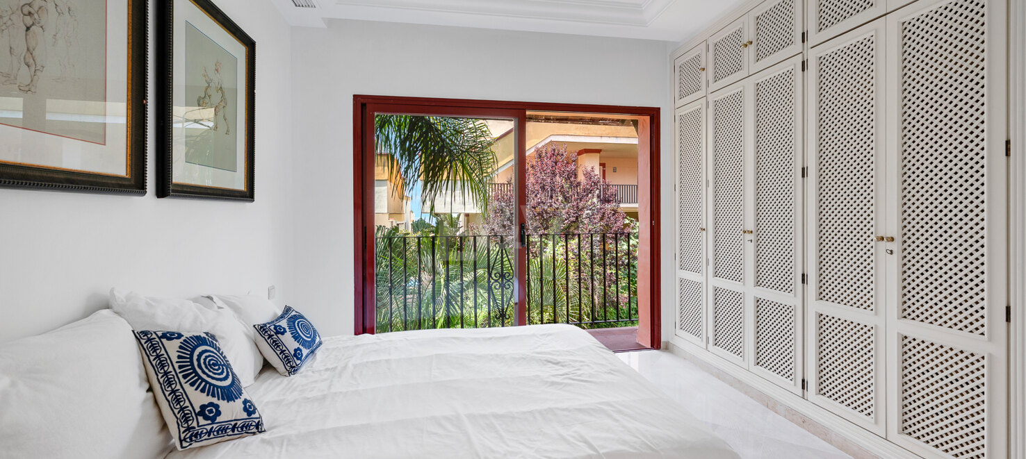 Wunderschöne Duplex-Penthouse mit 3 Terrassen in Elviria, nur wenige Schritte vom Strand