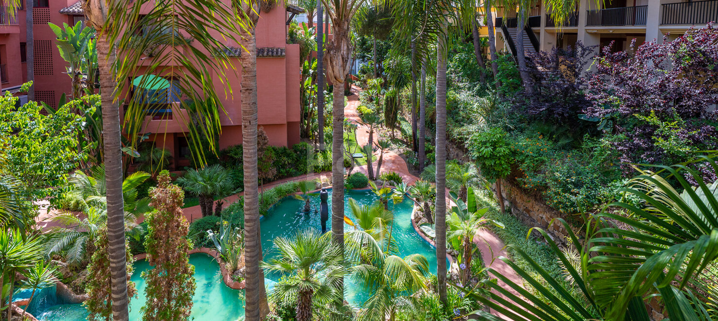 Wunderschöne Duplex-Penthouse mit 3 Terrassen in Elviria, nur wenige Schritte vom Strand