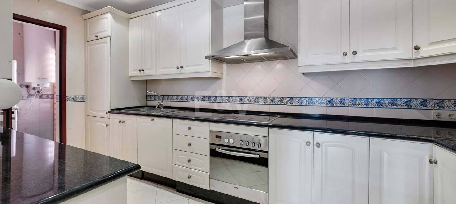 Wunderschöne Duplex-Penthouse mit 3 Terrassen in Elviria, nur wenige Schritte vom Strand