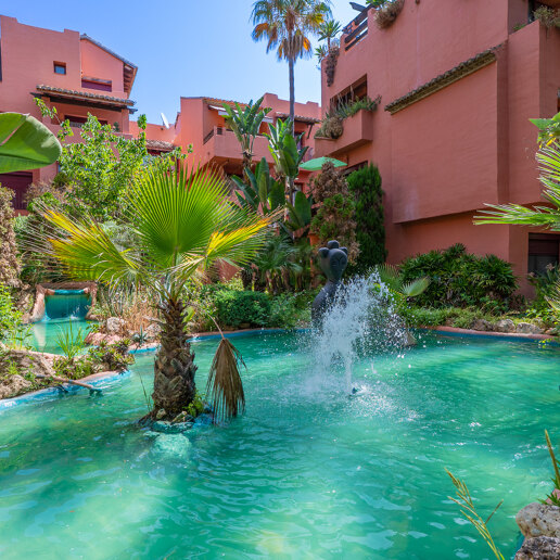 Wunderschöne Duplex-Penthouse mit 3 Terrassen in Elviria, nur wenige Schritte vom Strand