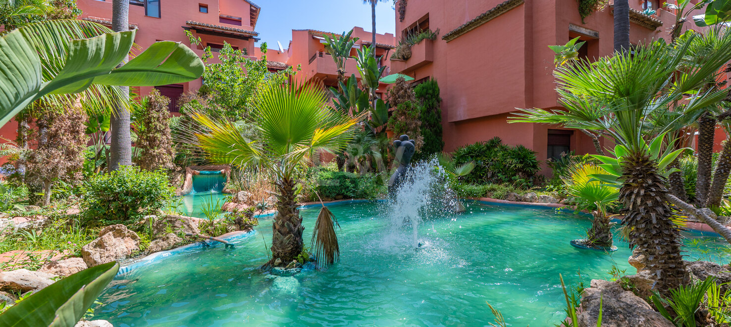 Wunderschöne Duplex-Penthouse mit 3 Terrassen in Elviria, nur wenige Schritte vom Strand