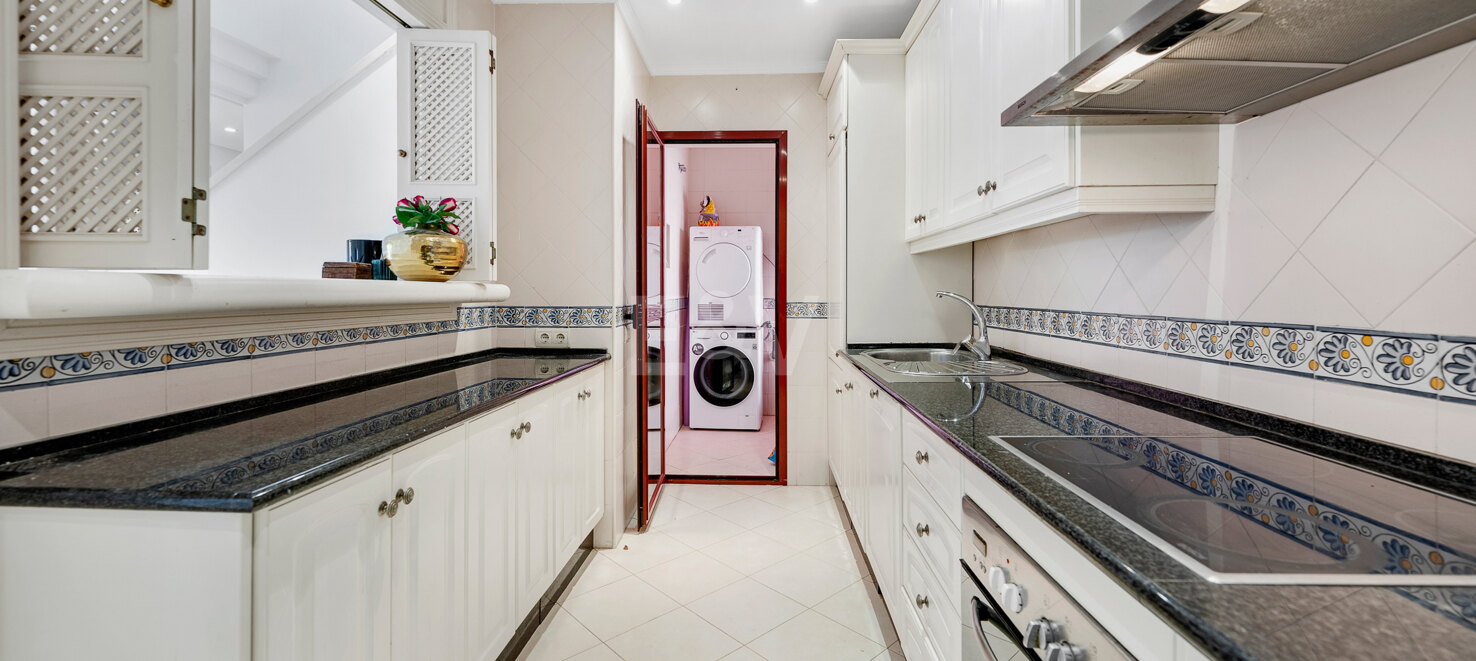 Wunderschöne Duplex-Penthouse mit 3 Terrassen in Elviria, nur wenige Schritte vom Strand