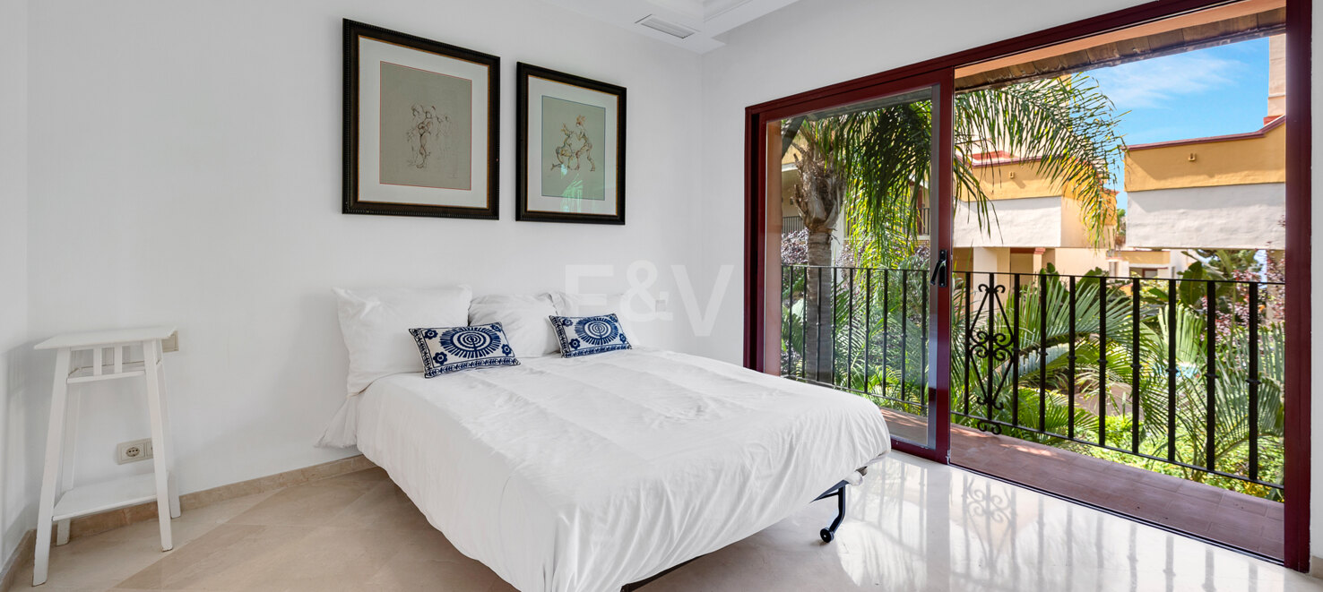 Wunderschöne Duplex-Penthouse mit 3 Terrassen in Elviria, nur wenige Schritte vom Strand