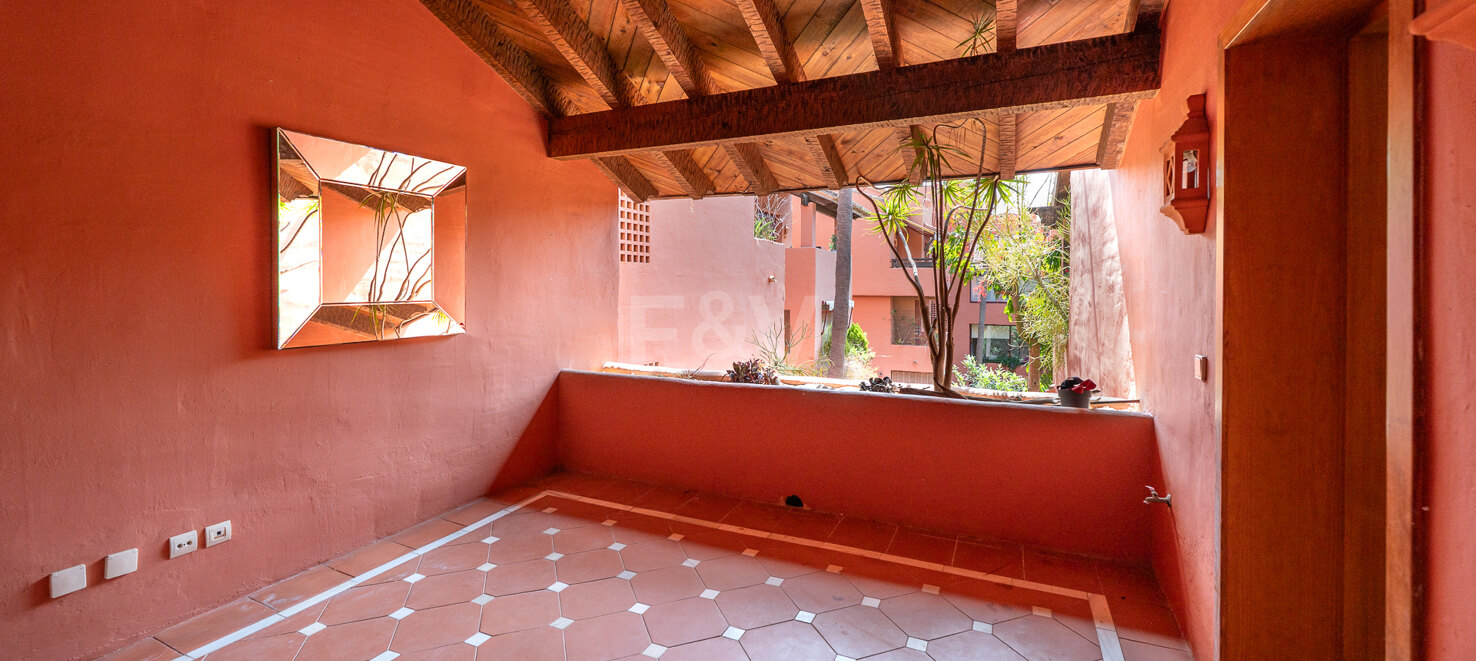 Wunderschöne Duplex-Penthouse mit 3 Terrassen in Elviria, nur wenige Schritte vom Strand